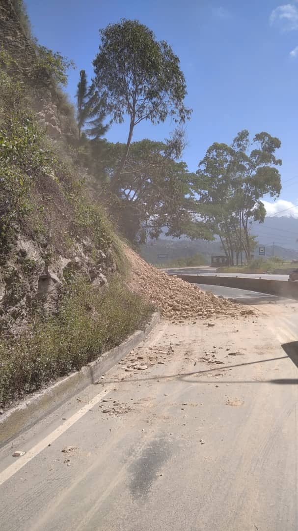 Derrumbe de gran magnitud en el km 7 de la Panamericana