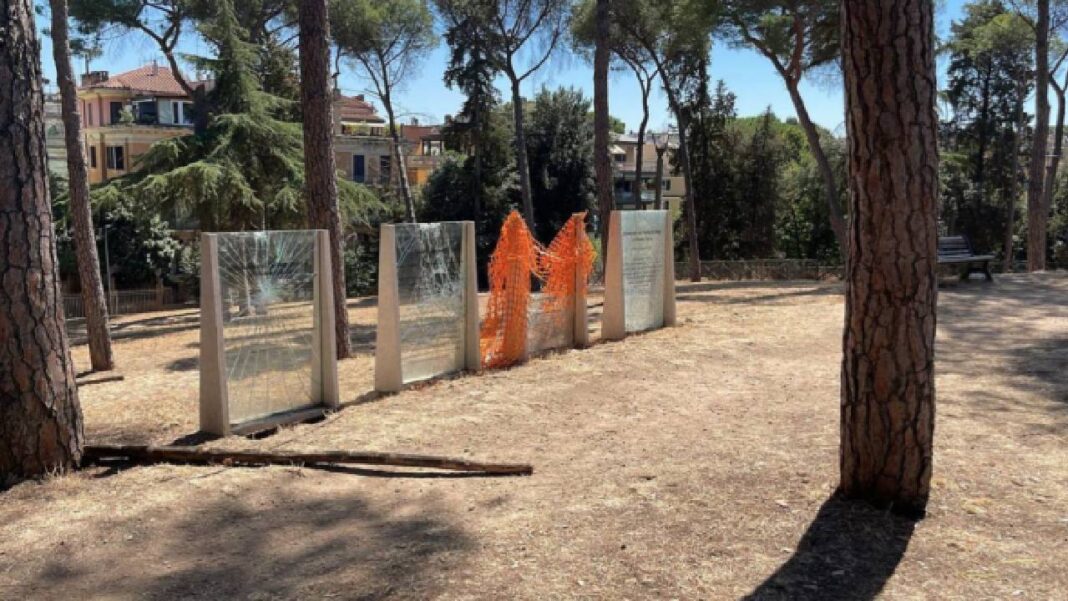 Denuncian la vandalización de monumento de Simón Bolívar en Italia