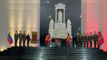 Gobierno realizó acto por el Día de la Bandera en el Panteón Nacional