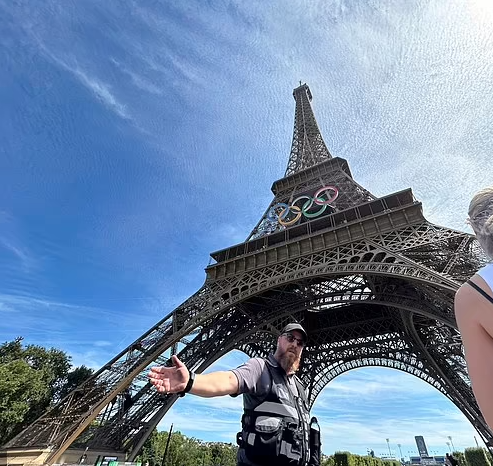 Detienen a sujeto que escaló la Torre Eiffel antes de la clausura de París 2024