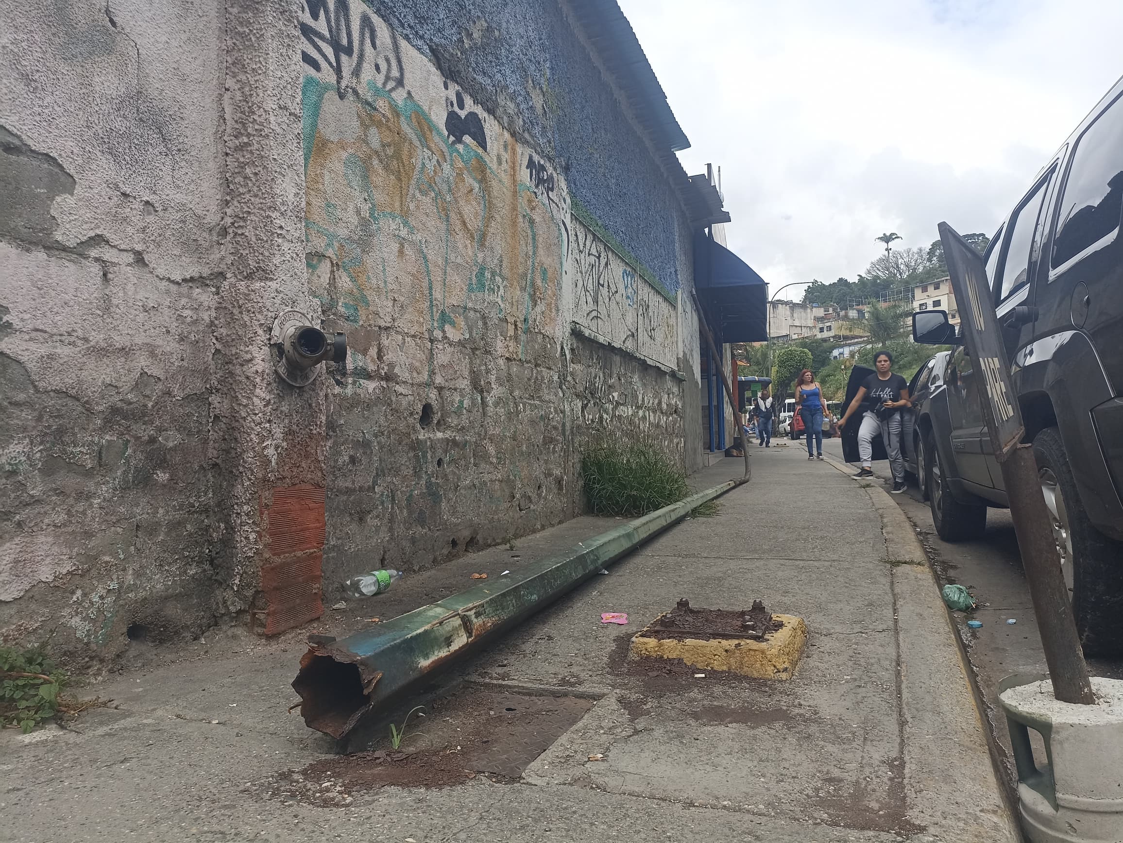 Poste cayó en una acera y aún no lo retiran