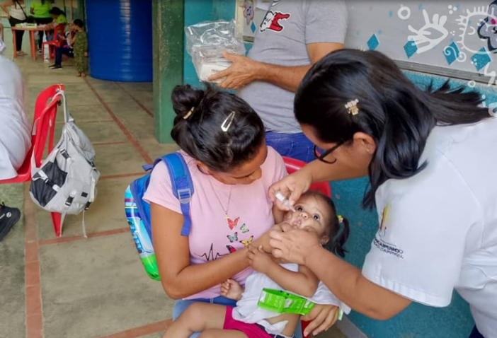 Vacunan a niños en varios sectores de Guaicaipuro