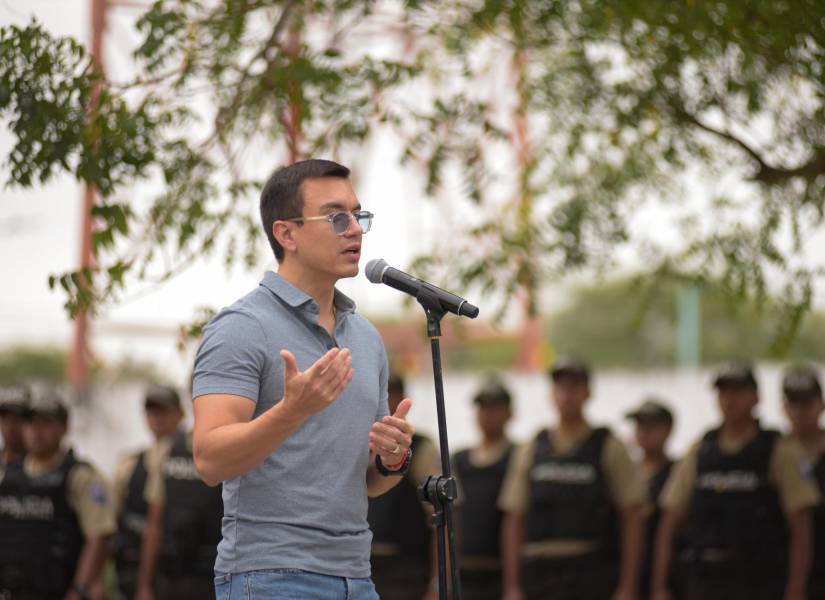 Noboa abre la puerta a modificar la prohibición de bases militares extranjeras