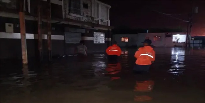 Lluvias en Punto Fijo dejan al menos 60 viviendas inundadas