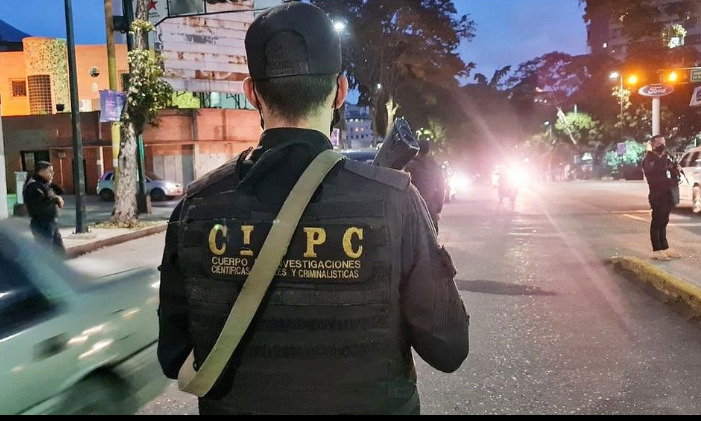 Estafó varias empresas