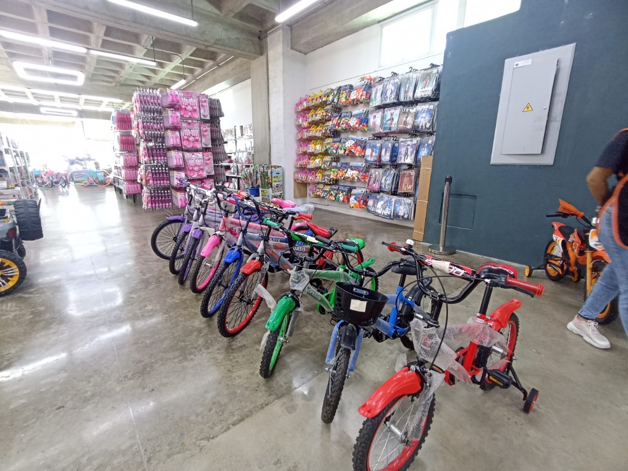 Comercios se alistan para vestirse de Navidad