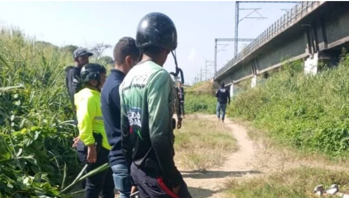 Hallan muerto a mototaxista debajo de un puente