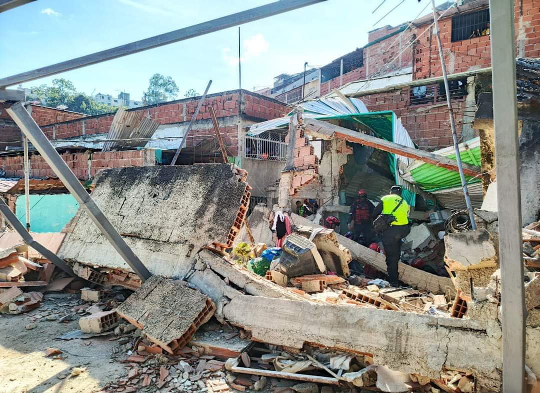 Bomberos buscan a joven desaparecido durante explosión de bombona en Caricuao