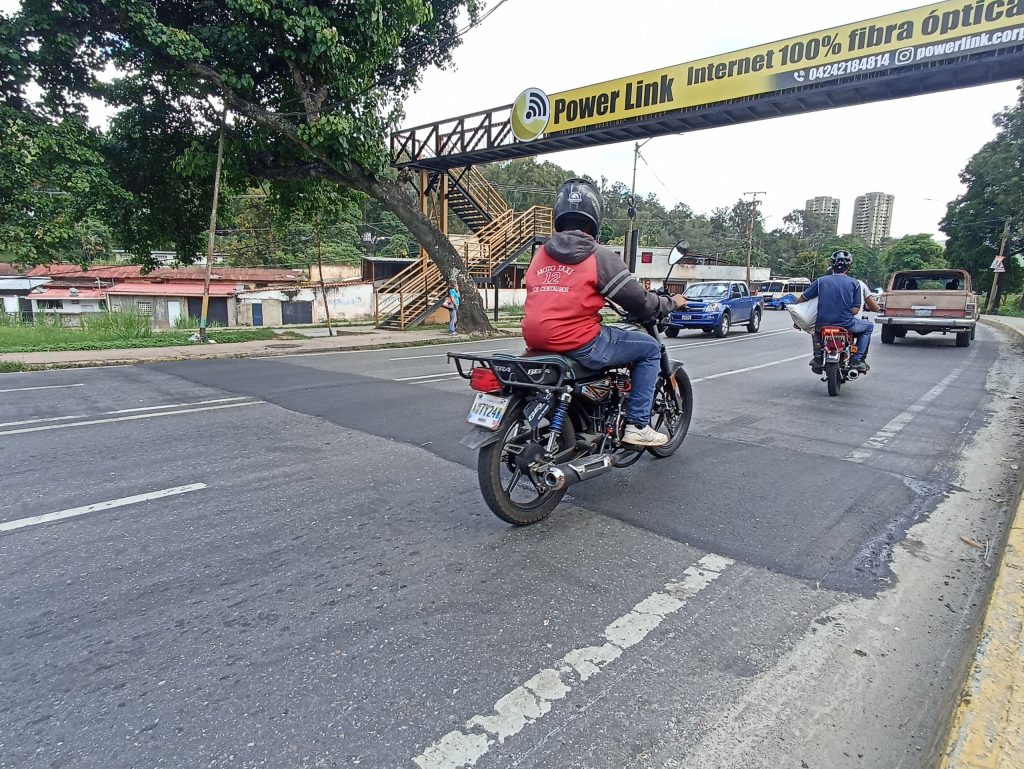 Colocan nueve reductores de velocidad en la Víctor Baptista