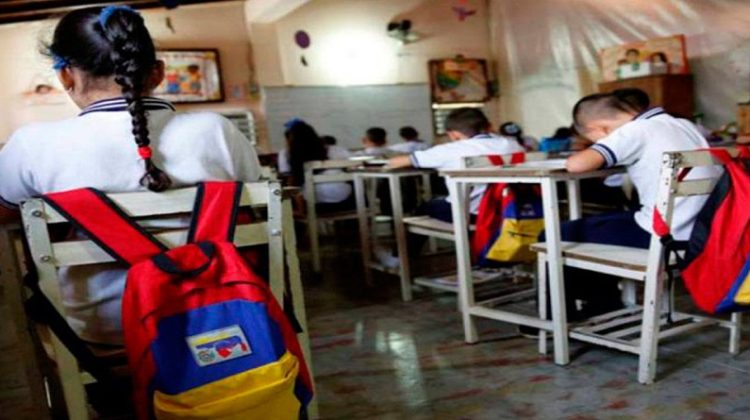 Ordenan a docentes trabajar cinco días a la semana