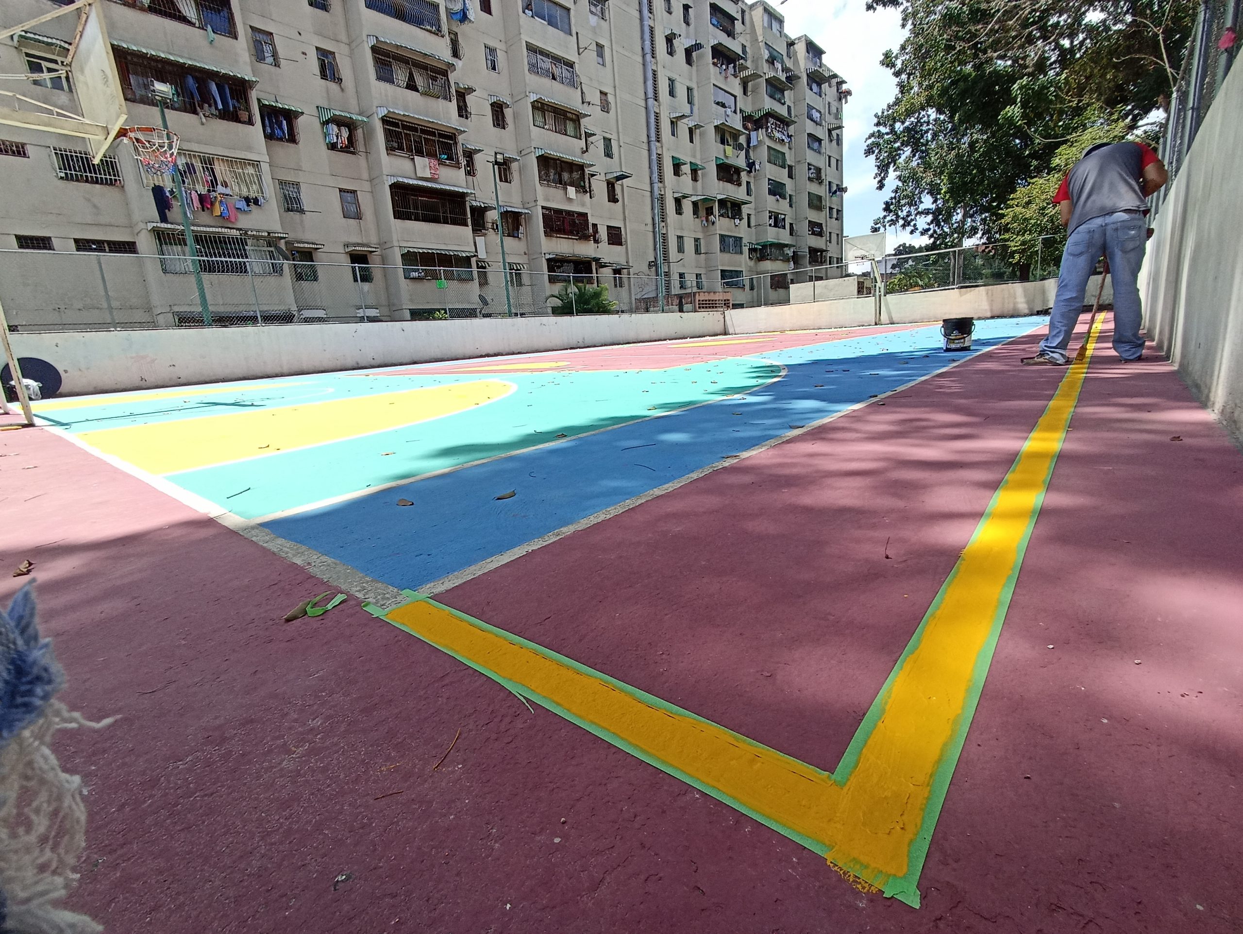 Rehabilitan cancha en el bloque 1 de la Simón Bolívar