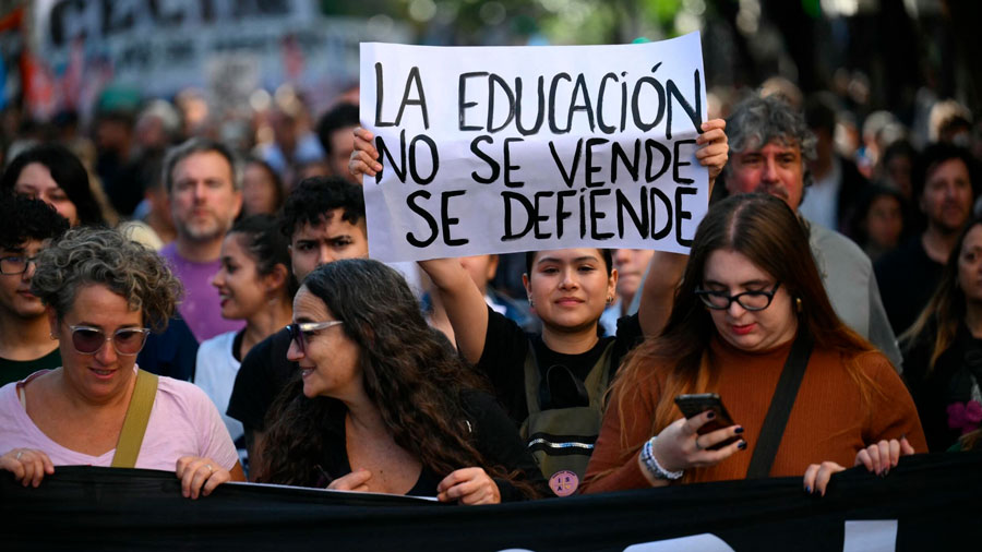 Argentinos marchan contra desfinanciamiento de la educación