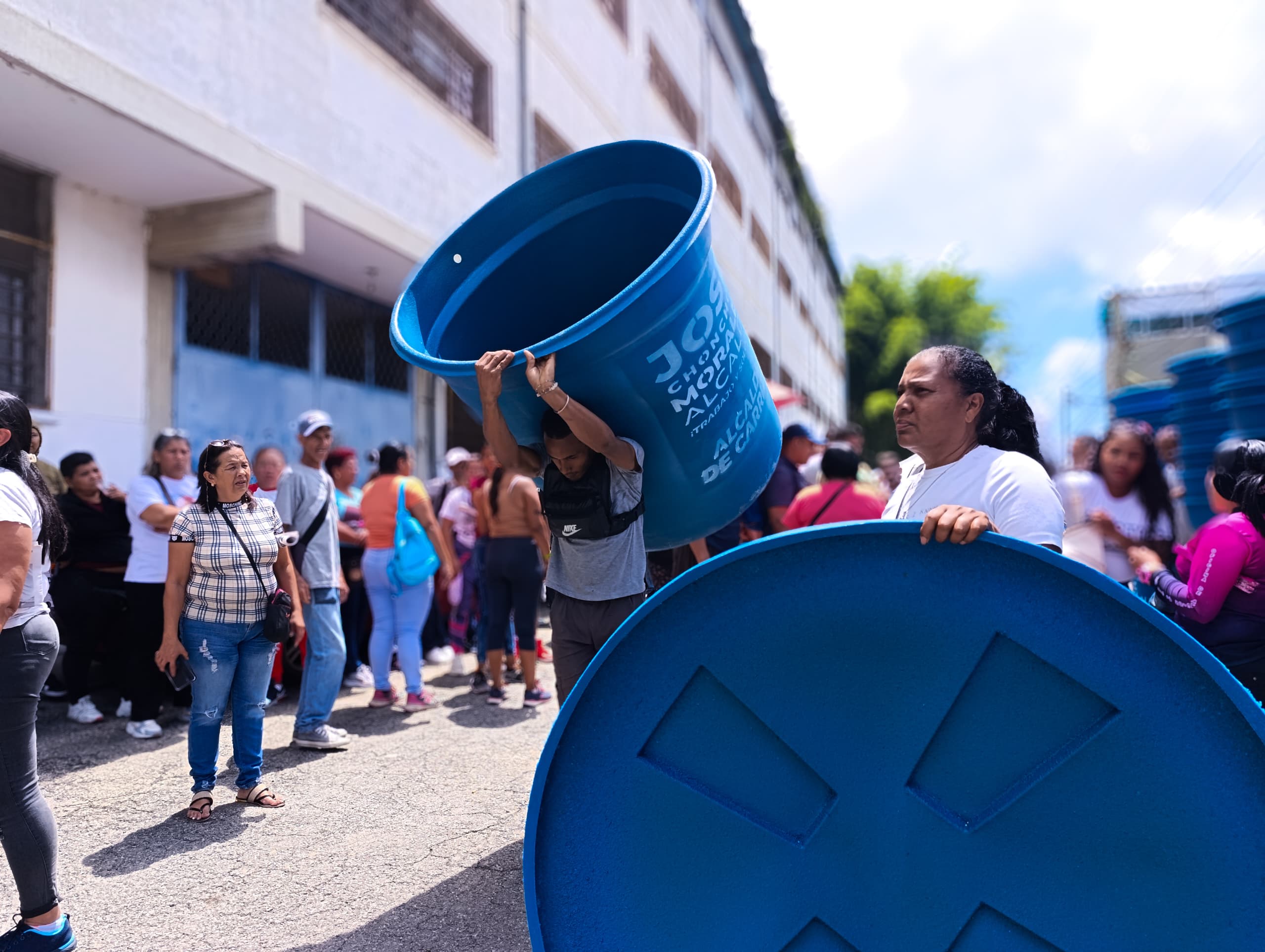 Distribuyen 117 tanques de agua en Brisas de Oriente