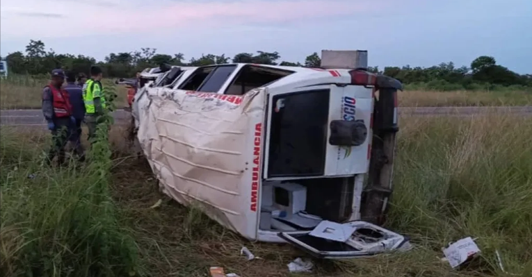 Muere bebé en incubadora al volcar ambulancia