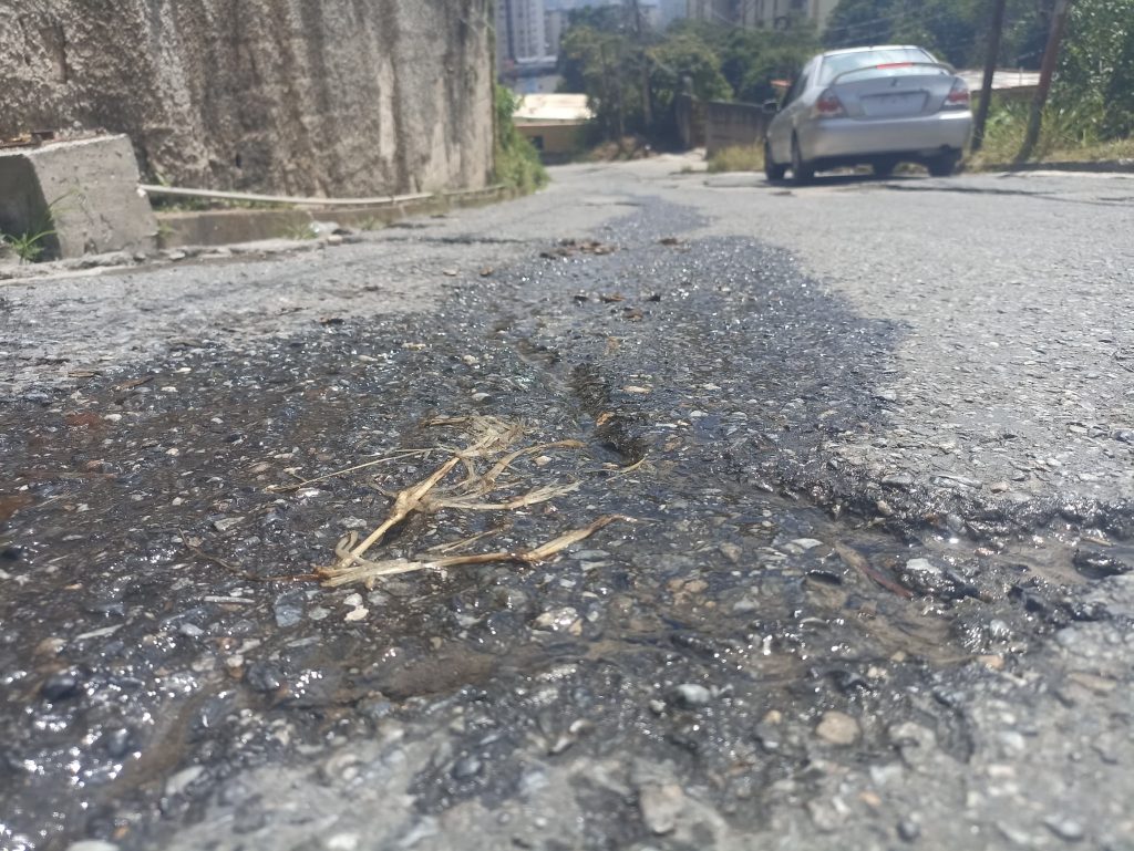 Fuga de agua persiste en El Retén