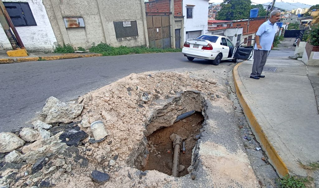 Enorme hueco disgusta a residentes de Las Palmas