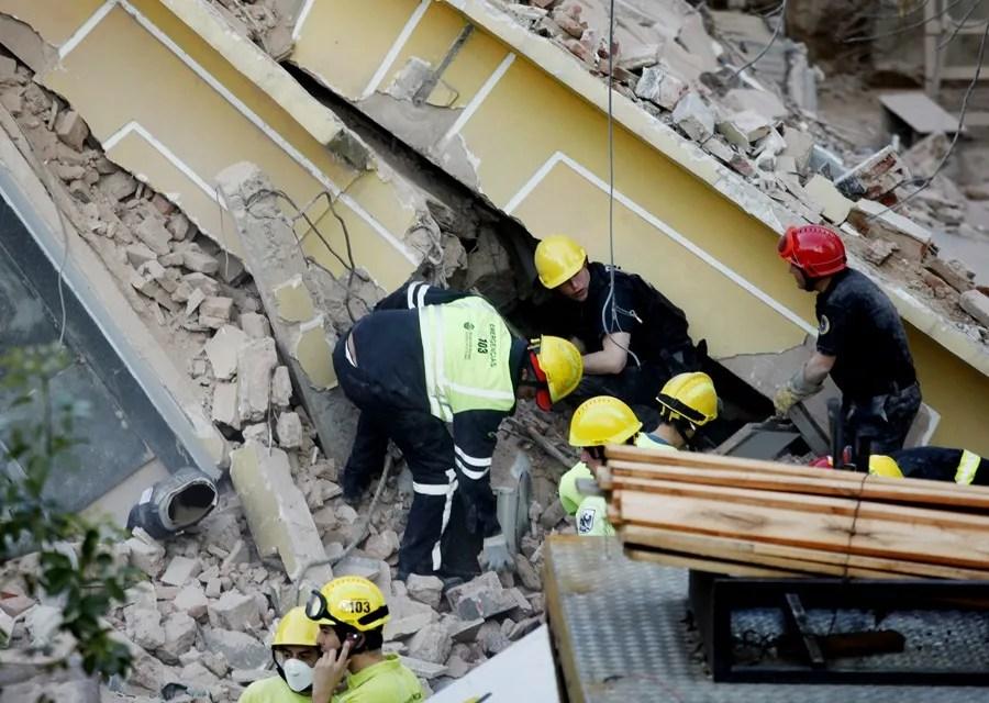 Derrumbe de edificio en Argentina deja varias personas tapiadas