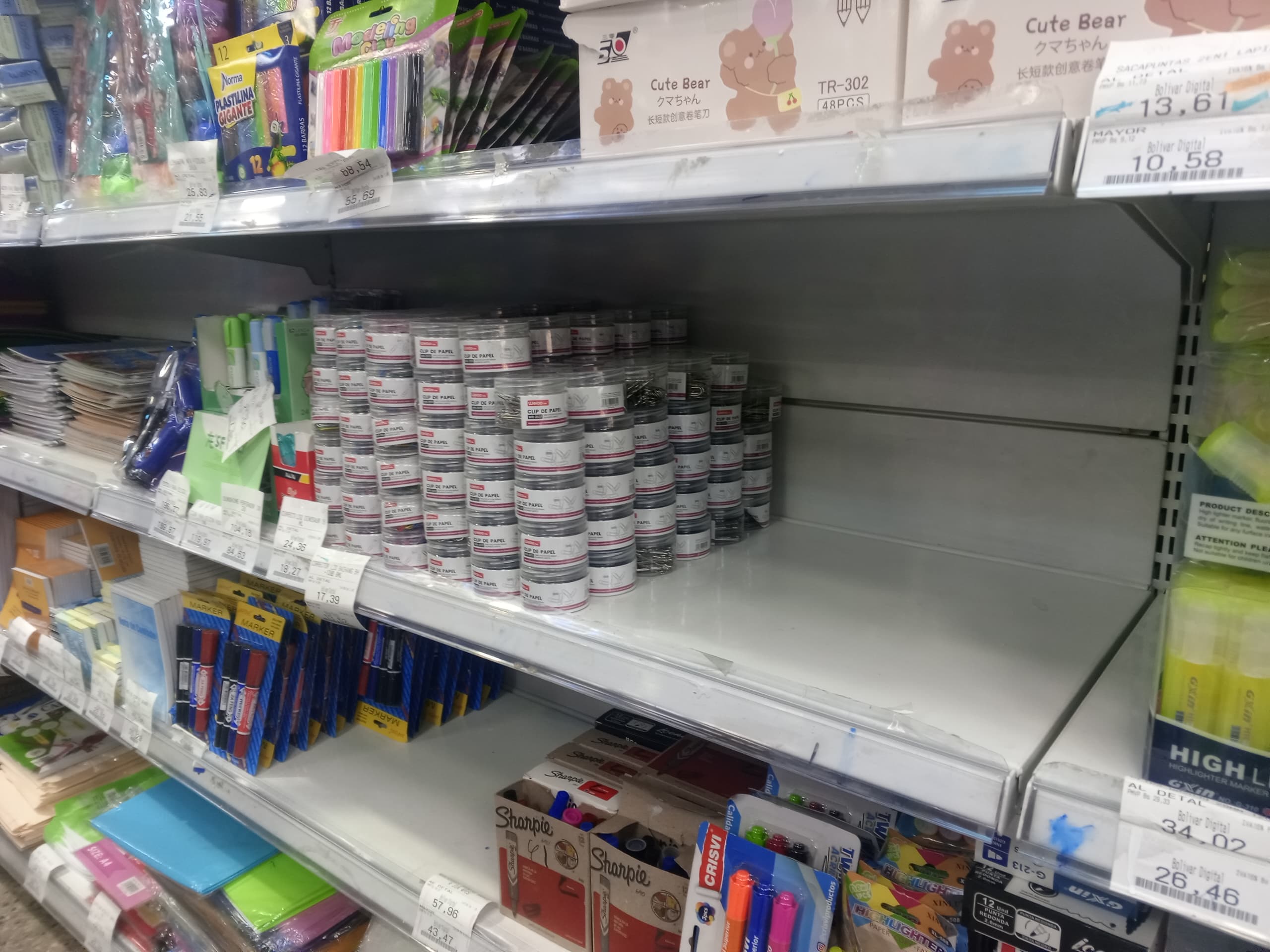 Padres vaciaron anaqueles de útiles escolares en los chinos