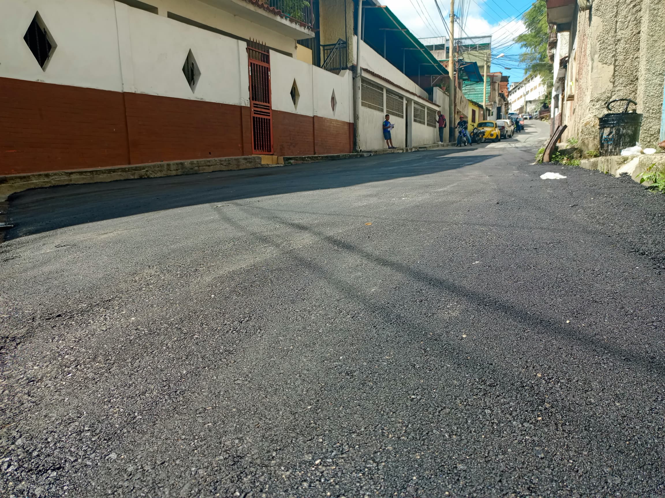 Aplican 30 toneladas de asfalto en Brisas de Oriente