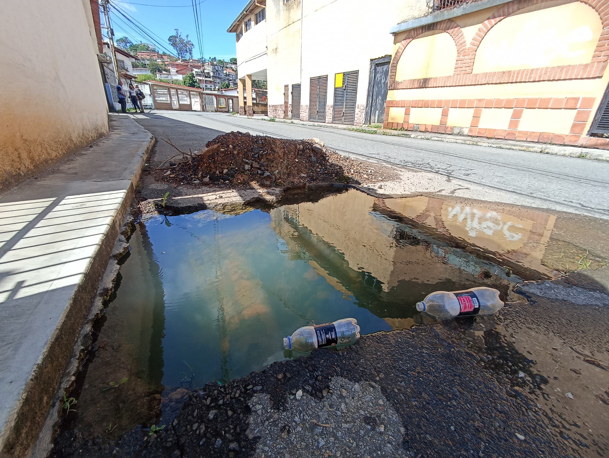 Persiste fuga de agua en La Macarena