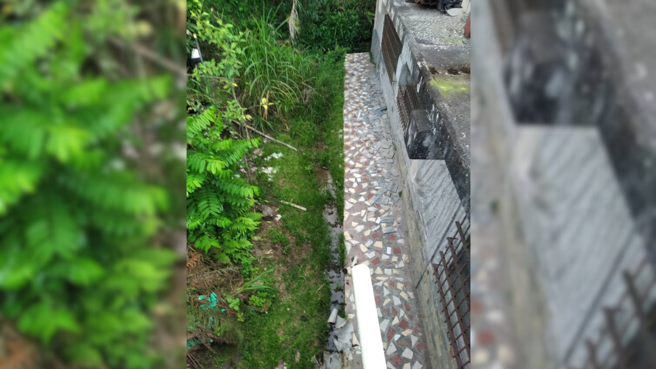 Aguas servidas inundan vivienda