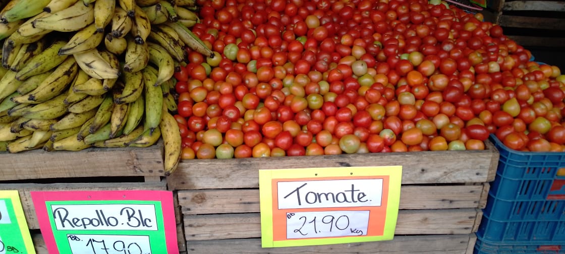 Fruterías y mercados promocionan ofertas para atraer a consumidores