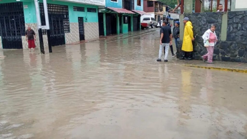 11 viviendas afectadas y problemas de vialidad dejan lluvias en Mérida