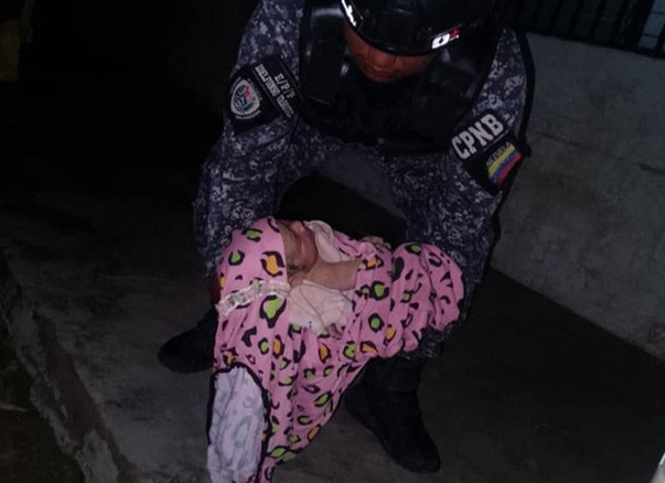 Hallan a bebé abandonado en una bolsa negra