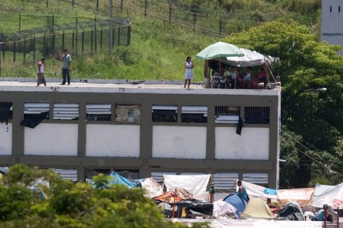 Excarcelan a presos de Yare y La Crisálida