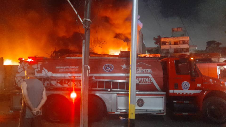 Incendio en galpón deja siete heridos