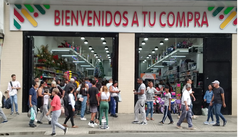 Congestionados comercios por compras navideñas