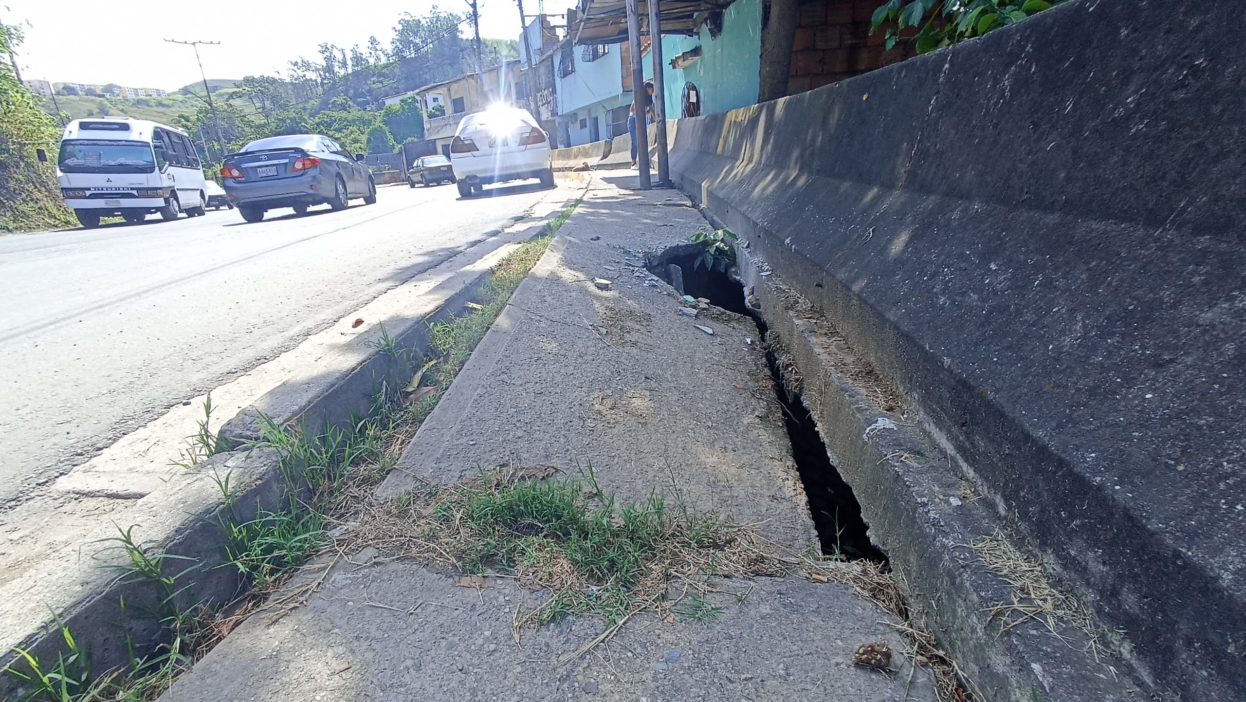 Se acentúa desnivel de acera en Santa Eduvigis