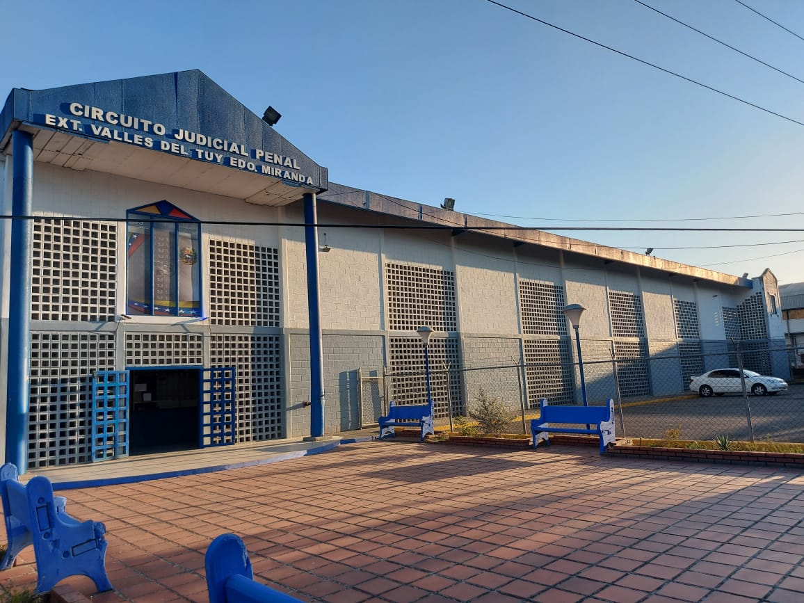 Le apuntó con una pistola en la cara a su ex