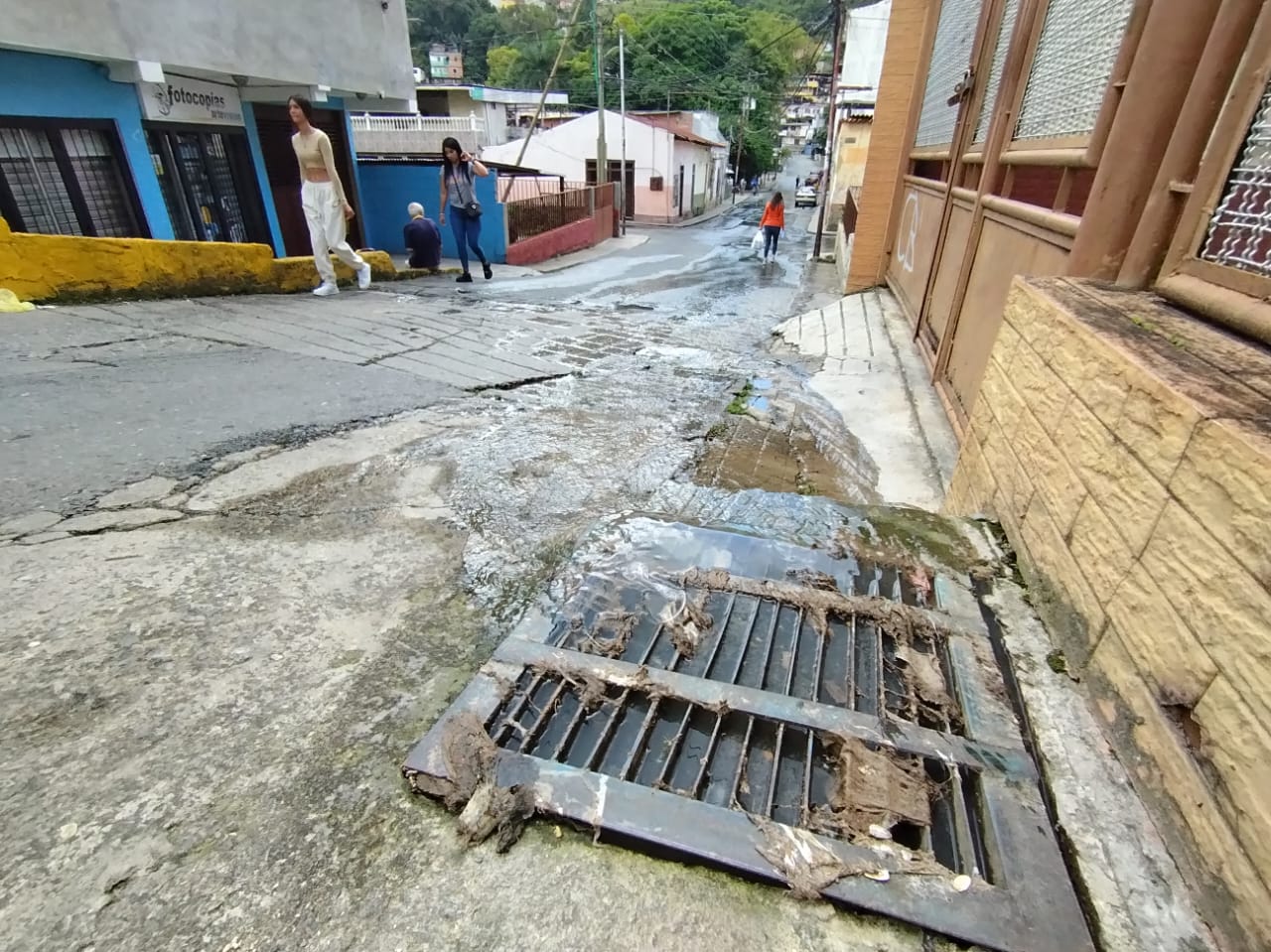 Aguas servidas corren por el casco central de San Pedro