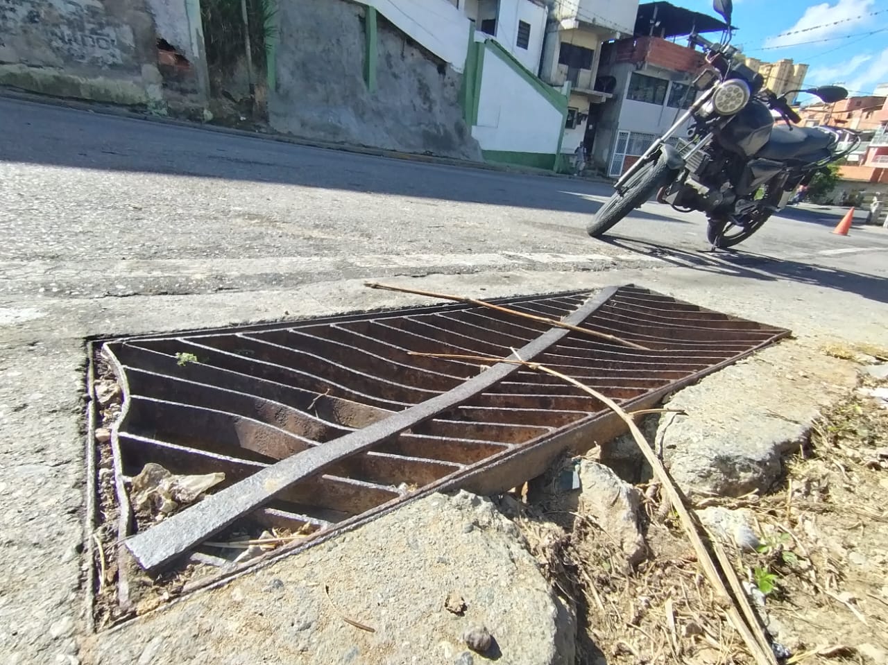 Piden limpieza a tanquillas en la Simón Bolívar