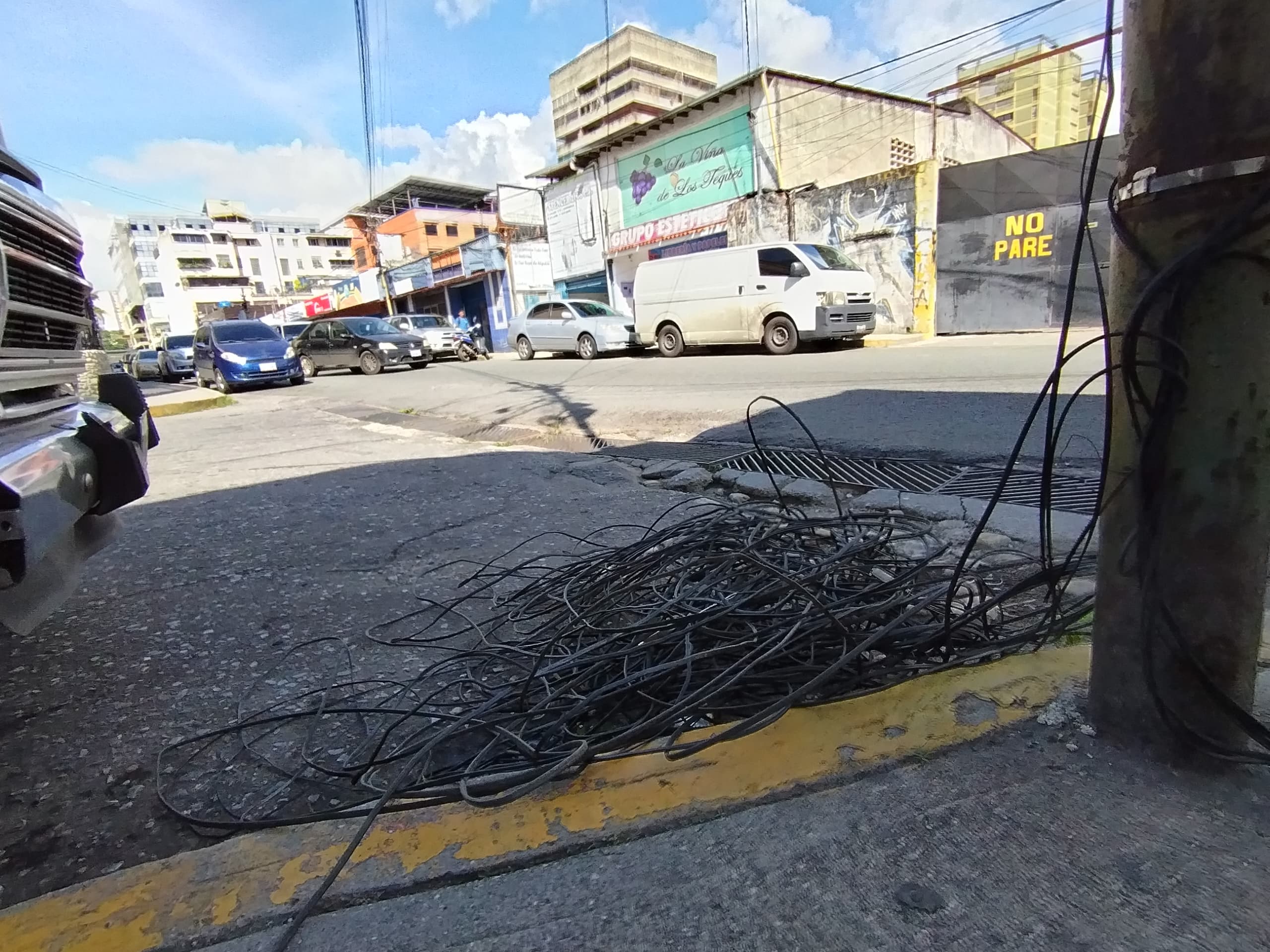 Piden retirar maraña de cables de la Carabobo