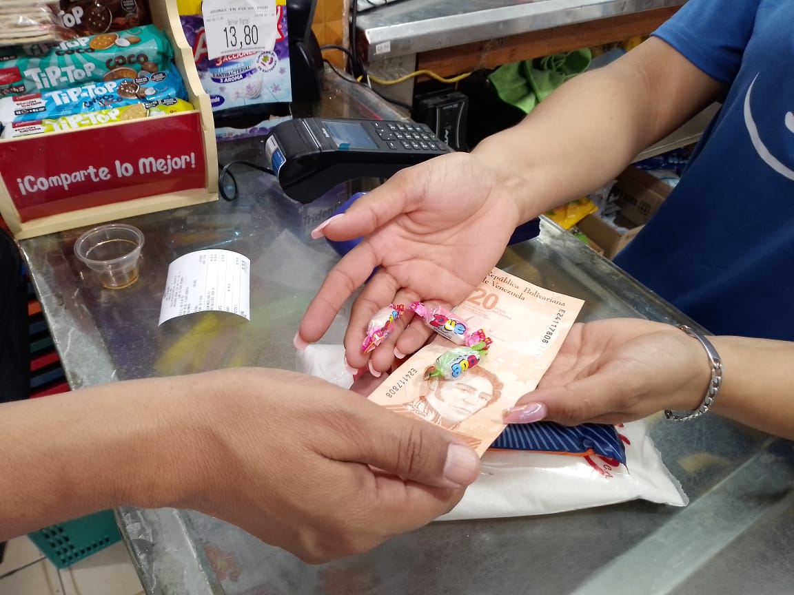 La mala maña de dar vueltos con caramelos