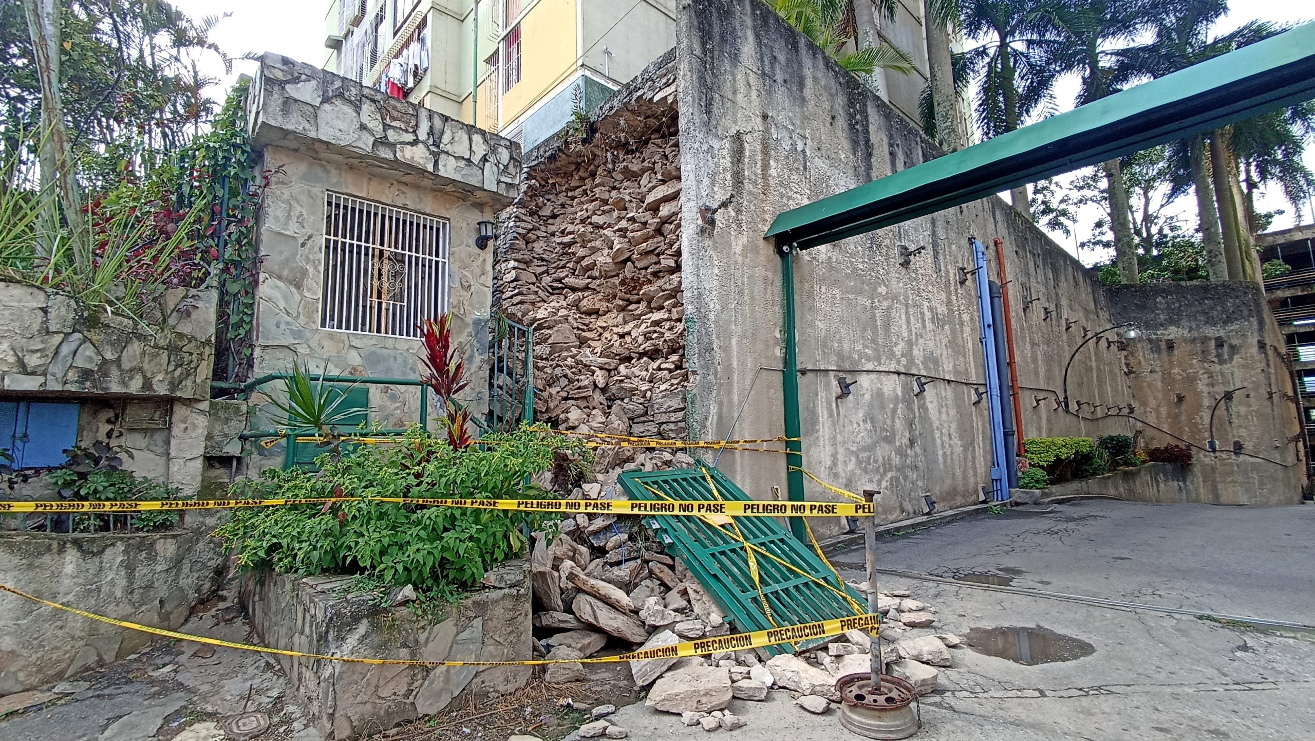 La asombrosa caída del muro en La Cima