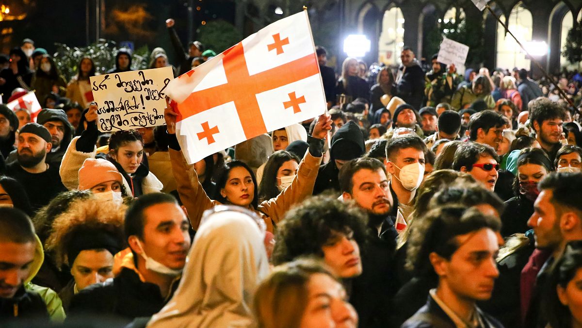 Un centenar de detenidos por segunda noche de protestas en Georgia