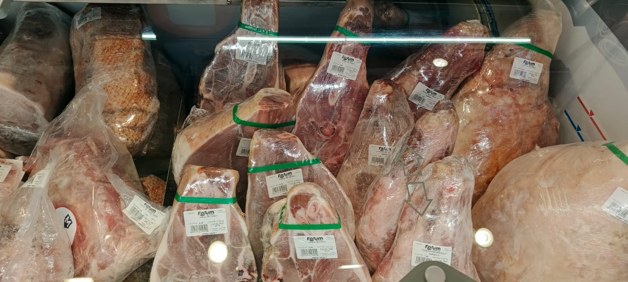 El pernil empieza a asomarse en supermercados