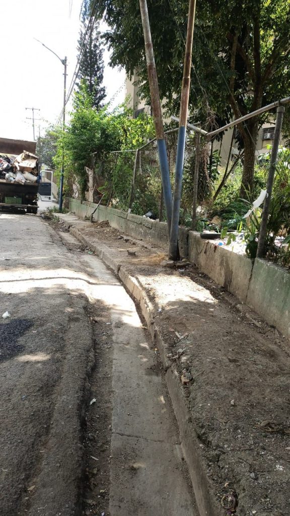 Retiran la basura en vía principal de El Barbecho