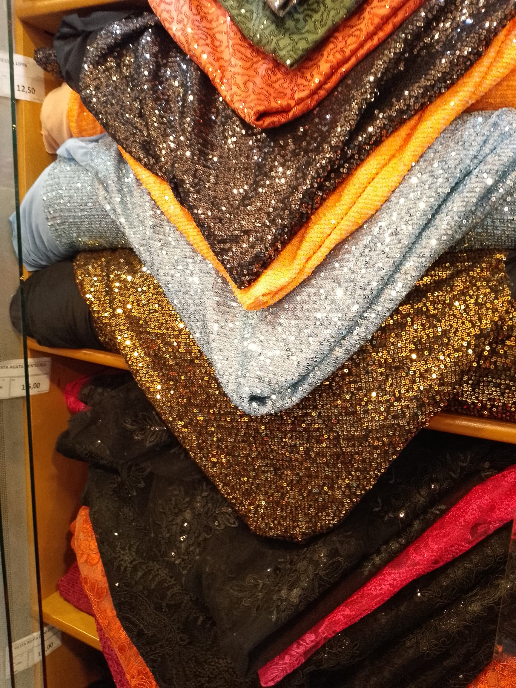 Las telas brillantes serán  tendencia en Navidad