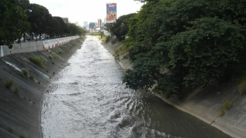 PC y Bomberos buscan cadáver en el río Guaire