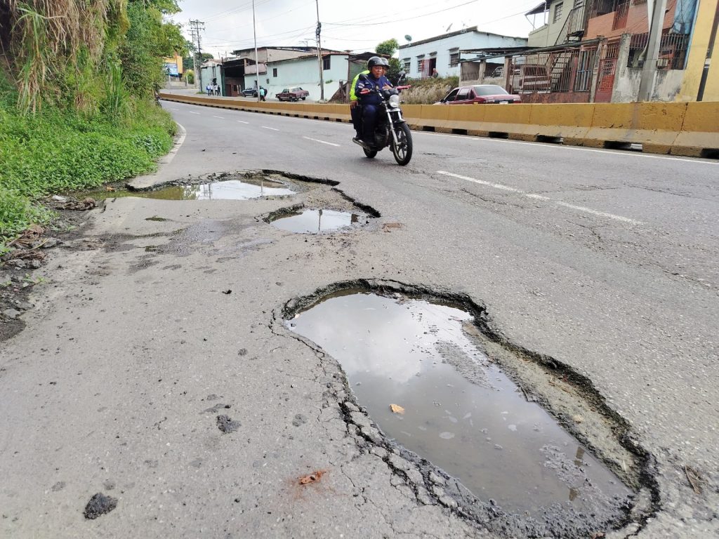 Cráteres no dan tregua a conductores en la Panamericana