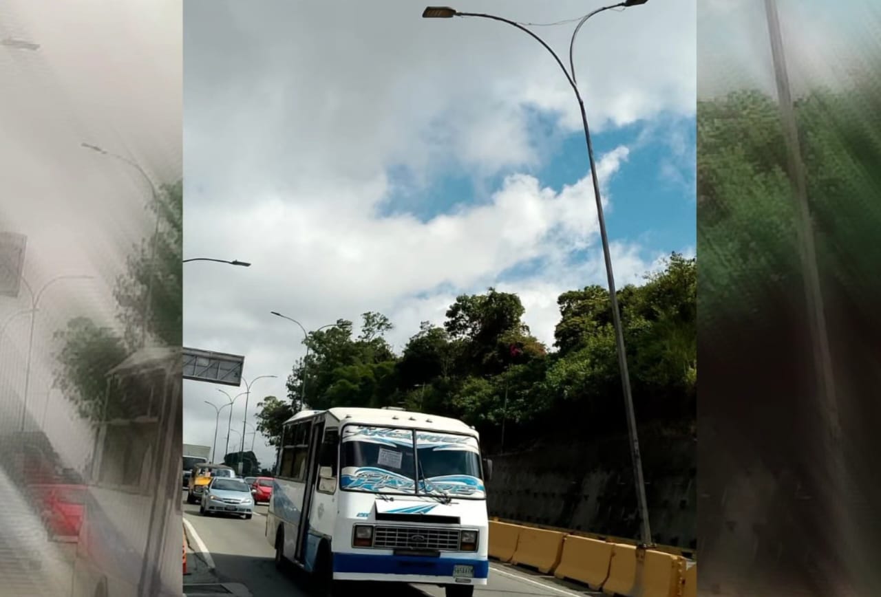 Alertan sobre poste a punto de caer en el kilómetro 24