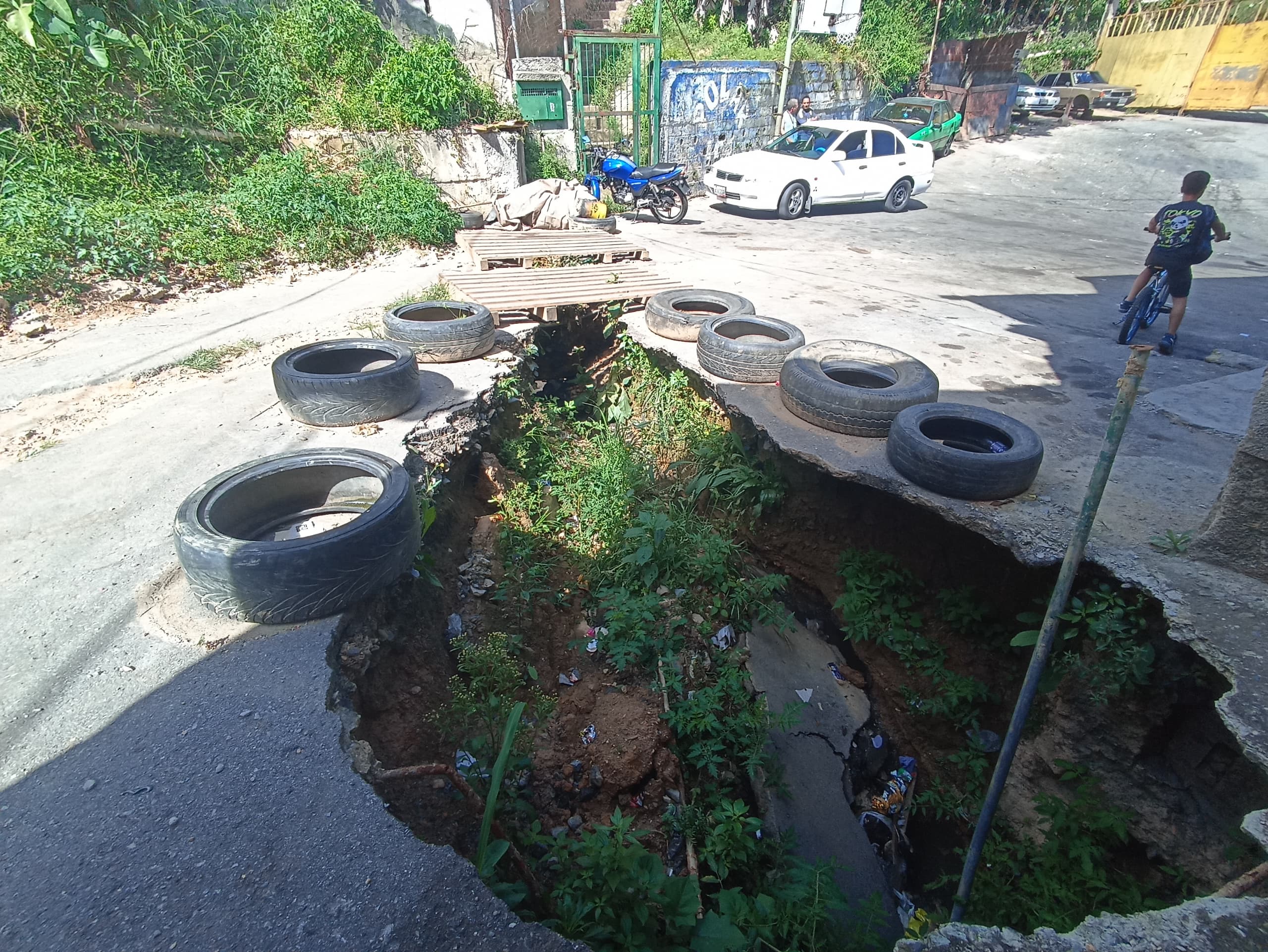 Indetenible crecimiento del hueco en Barrio Miranda I