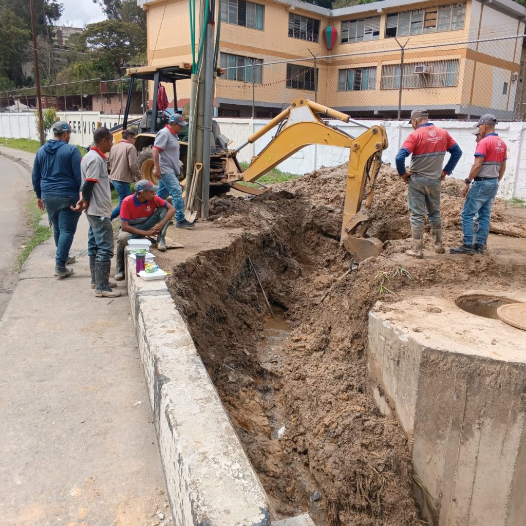 Atienden bote de aguas blancas en la Víctor Baptista