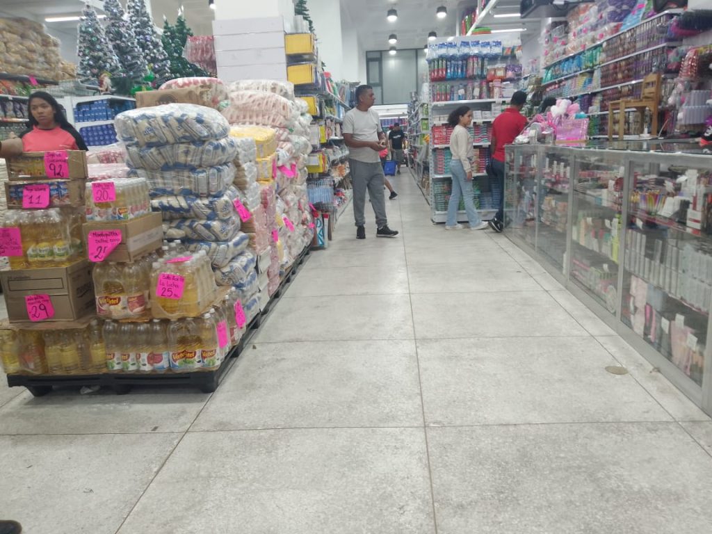 Comerciantes preocupados por bajas ventas navideñas