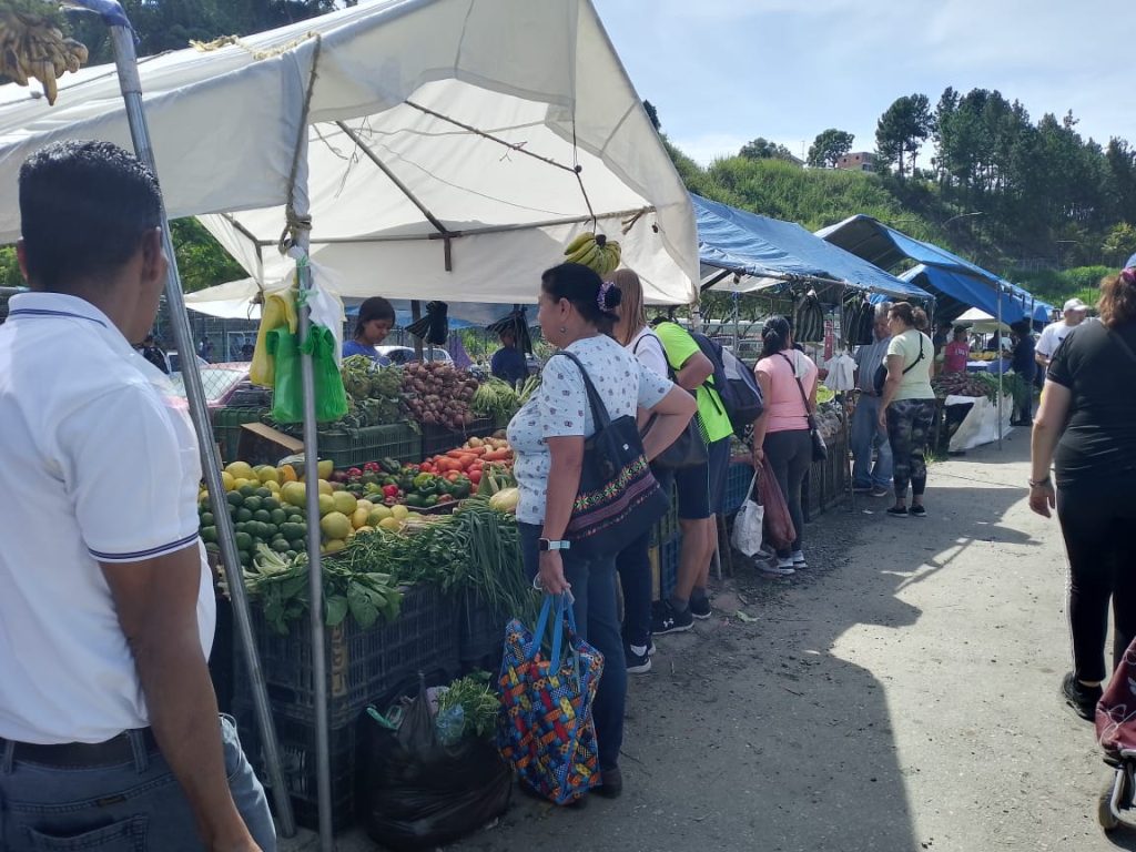 Inició horario navideño en el mercadito de la Miranda