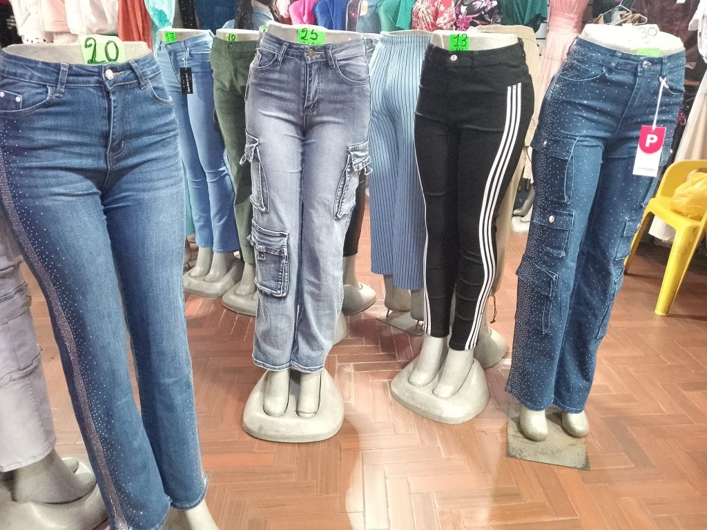 Un pantalón de moda se consigue en $ 30